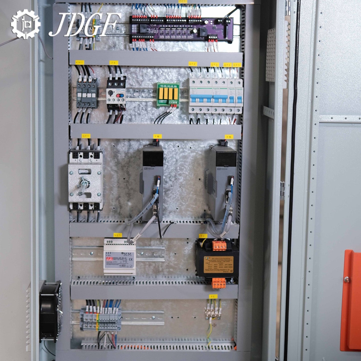 Máy chấn 70T2500 TP10S NC truyền động trục - Máy chấn CNC | Công ty TNHH Công Nghệ Tháng Sáu Việt Nam