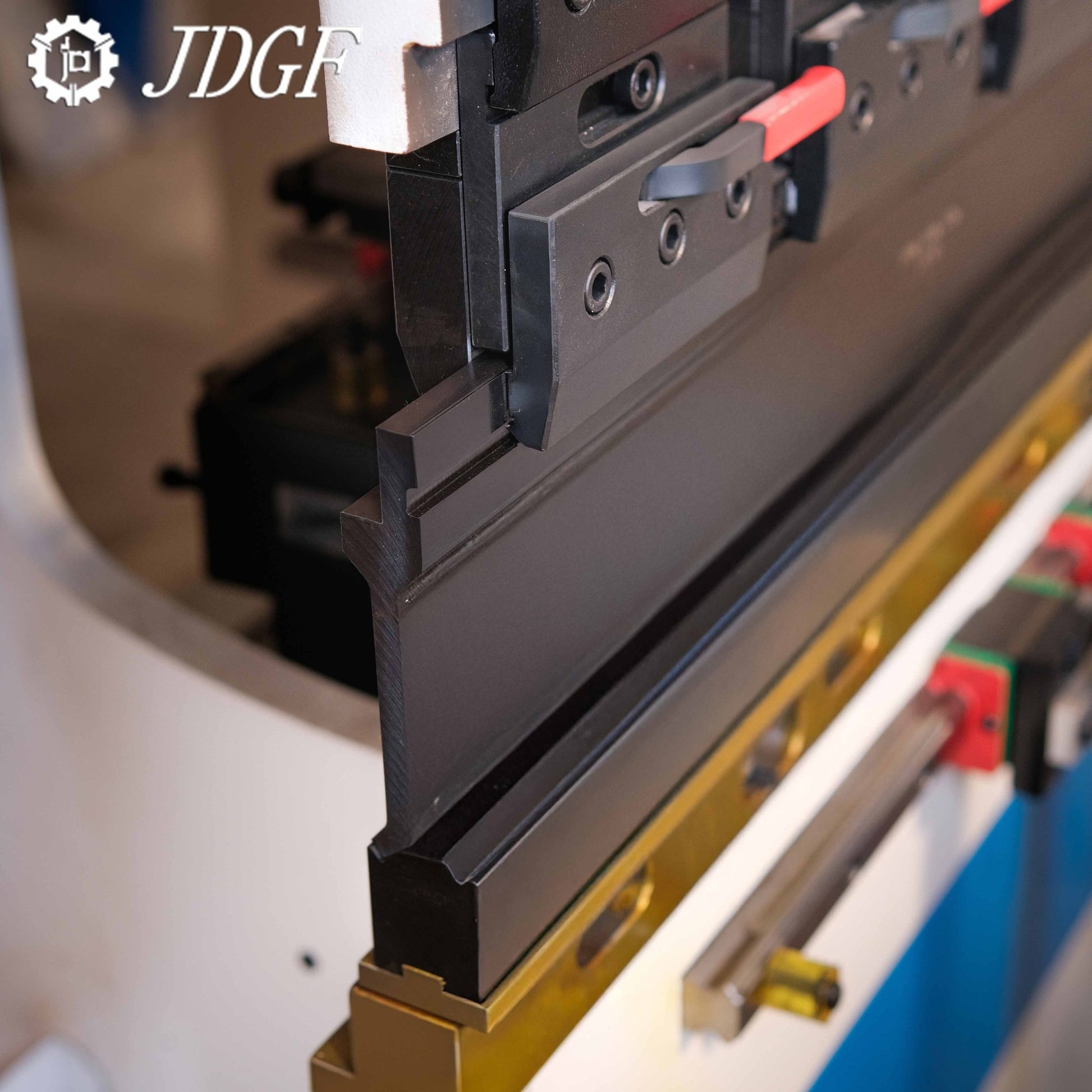 Máy chấn 70T2500 TP10S NC truyền động trục - Máy chấn CNC | Công ty TNHH Công Nghệ Tháng Sáu Việt Nam