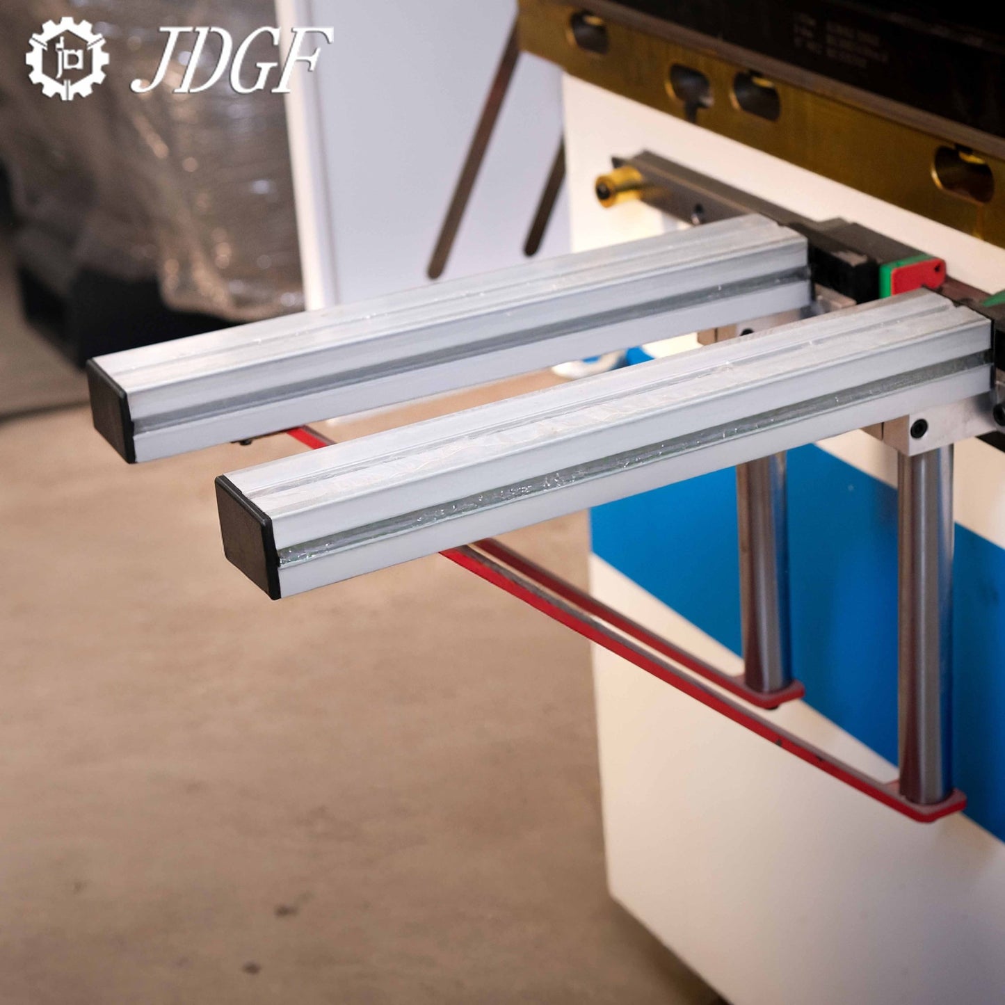 Máy chấn 70T2500 TP10S NC truyền động trục - Máy chấn CNC | Công ty TNHH Công Nghệ Tháng Sáu Việt Nam