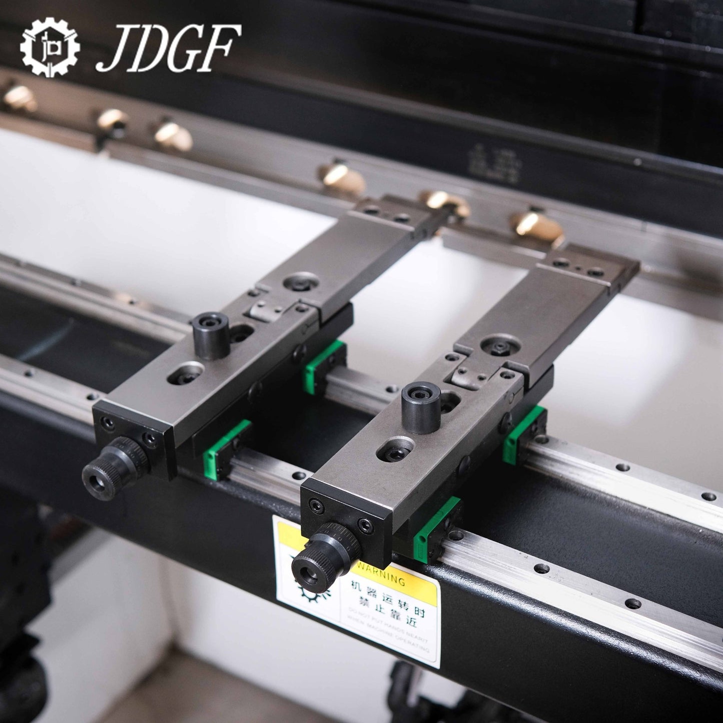 Máy chấn 70T2500 TP10S NC truyền động trục - Máy chấn CNC | Công ty TNHH Công Nghệ Tháng Sáu Việt Nam