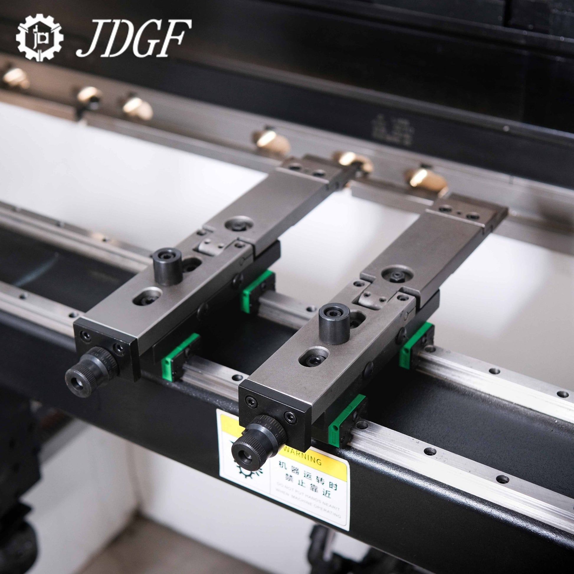 Máy chấn 70T2500 TP10S NC truyền động trục - Máy chấn CNC | Công ty TNHH Công Nghệ Tháng Sáu Việt Nam