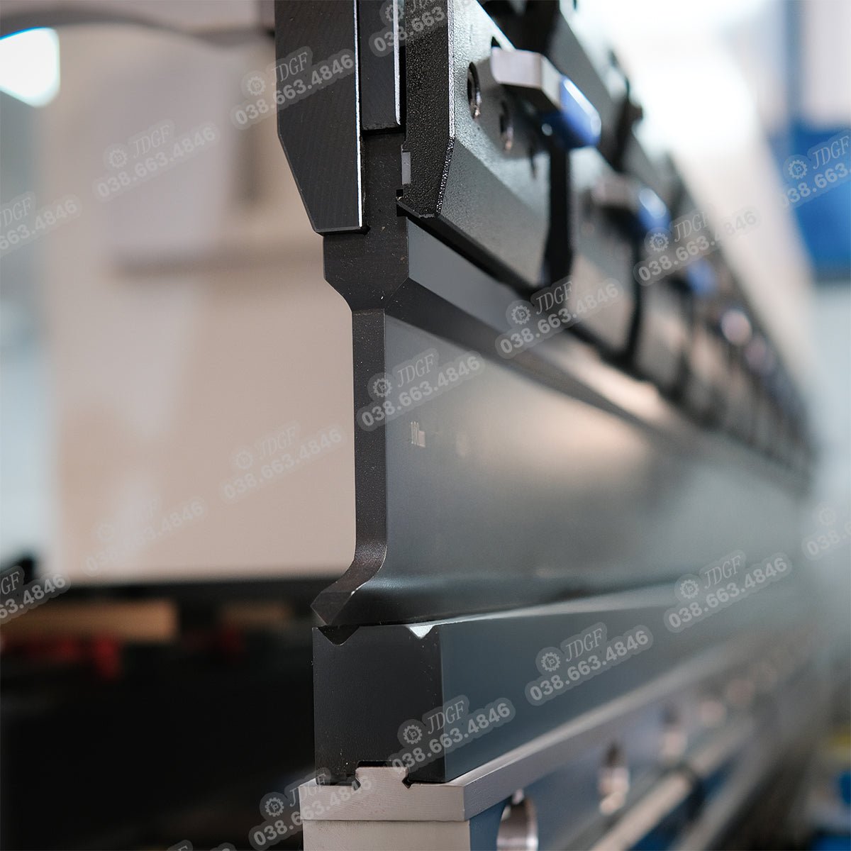 Máy chấn kim loại NA 220T6M - Chấn sắt, thép, inox - Máy chấn CNC | Công ty TNHH Công Nghệ Tháng Sáu Việt Nam