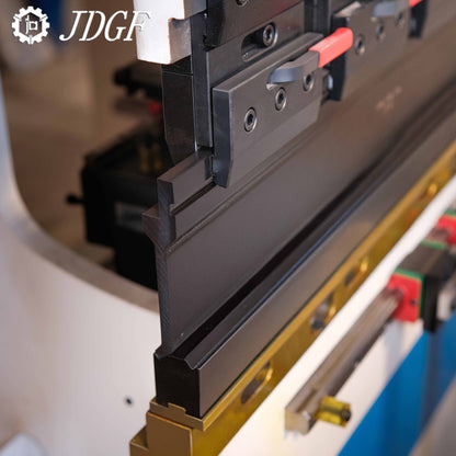 Máy chấn 70T2500 TP10S NC truyền động trục - Máy chấn CNC | Công ty TNHH Công Nghệ Tháng Sáu Việt Nam