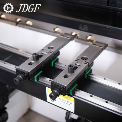 Máy chấn 70T2500 TP10S NC truyền động trục - Máy chấn CNC | Công ty TNHH Công Nghệ Tháng Sáu Việt Nam