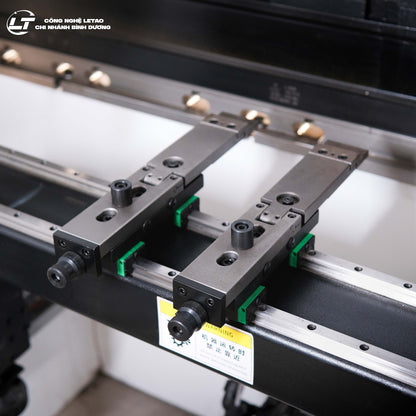 Máy chấn 70T2500 TP10S NC truyền động trục